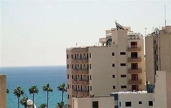 إليونورا لارنكا